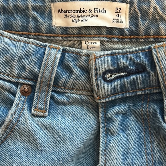 NWOT A&F High Rise 90s Relaxed Jean Size 27/ 4 Short - Picture 4 of 5